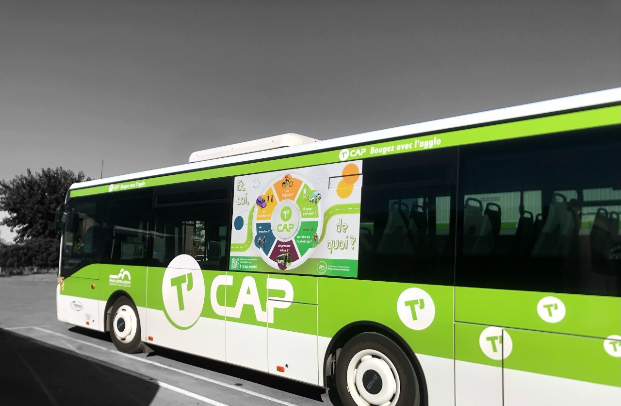 t'cap flanc gauche privas reseau de bus transport communication visibilité flanc sur vitre publicité