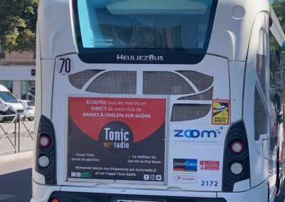 Image publicité courte conservation : Photo affichage arrière de bus, cadre arrière de bus - Tonic Radio - Chalon-sur-Sâone (71) transporteur Zoom - annonceur de Rue Media
