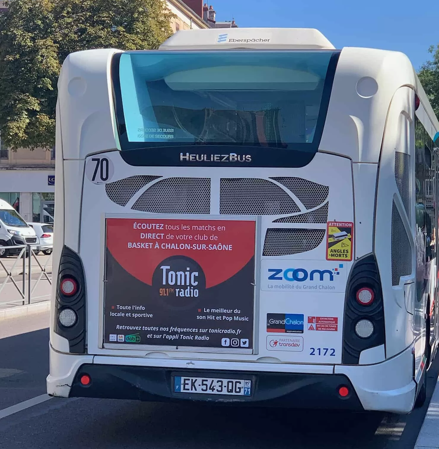 Image publicité courte conservation : Photo affichage arrière de bus, cadre arrière de bus - Tonic Radio - Chalon-sur-Sâone (71) transporteur Zoom - annonceur de Rue Media