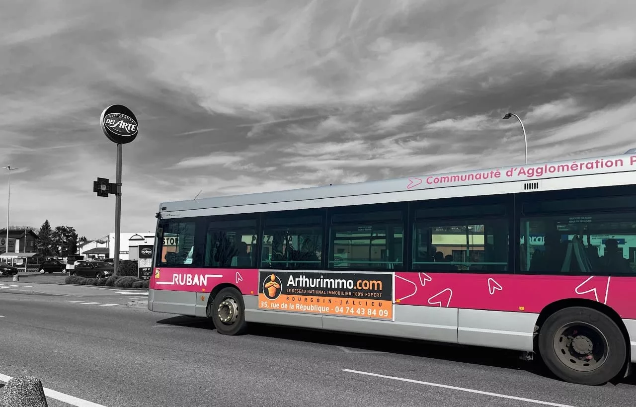 Image publicité courte conservation : Photo flanc de bus - Arthurimmo Bourgoin-Jallieu Ruban - Rue Media