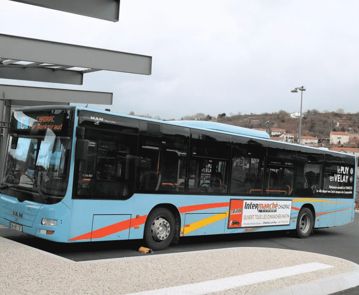 Image publicité courte conservation : Photo affichage latéral gauche de bus, flanc de bus - Intermarché - Le Puy en Velay (43) transporteur Tudip - annonceur de Rue Media