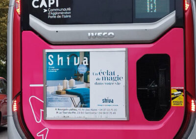 Image publicité courte conservation : Photo affichage arrière de bus, cadre arrière de bus - Shiva - Bourgoin Jallieu (38) transporteur KEOLIS RUBAN - annonceur de Rue Media