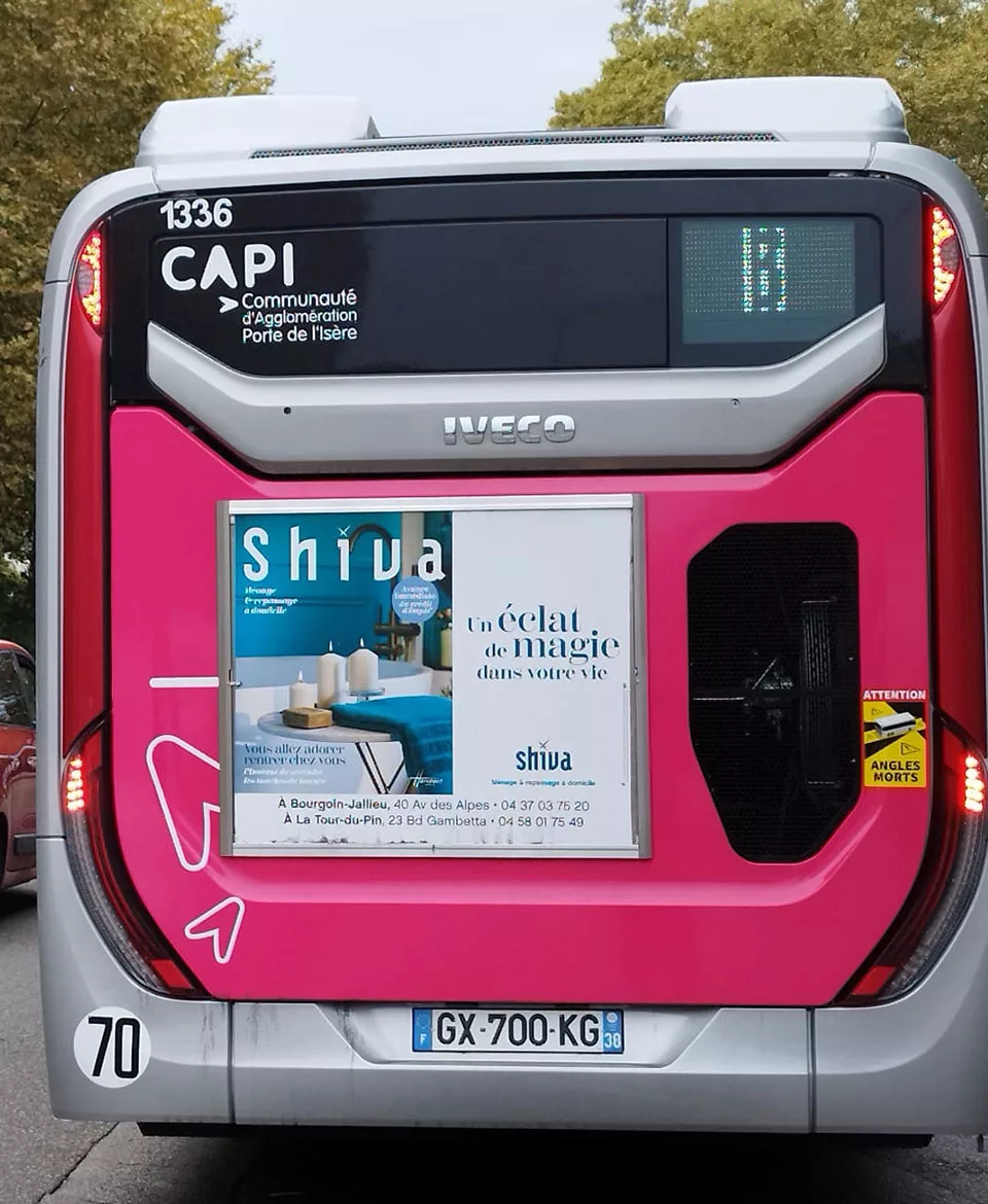 Image publicité courte conservation : Photo affichage arrière de bus, cadre arrière de bus - Shiva - Bourgoin Jallieu (38) transporteur KEOLIS RUBAN - annonceur de Rue Media