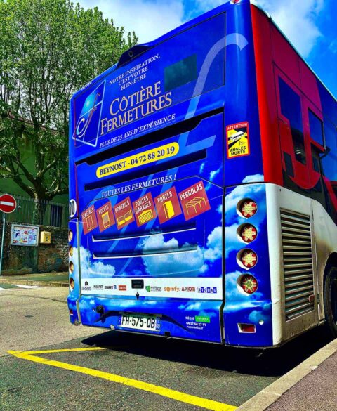 Stickers bus publicité ponctuelle Rue Media