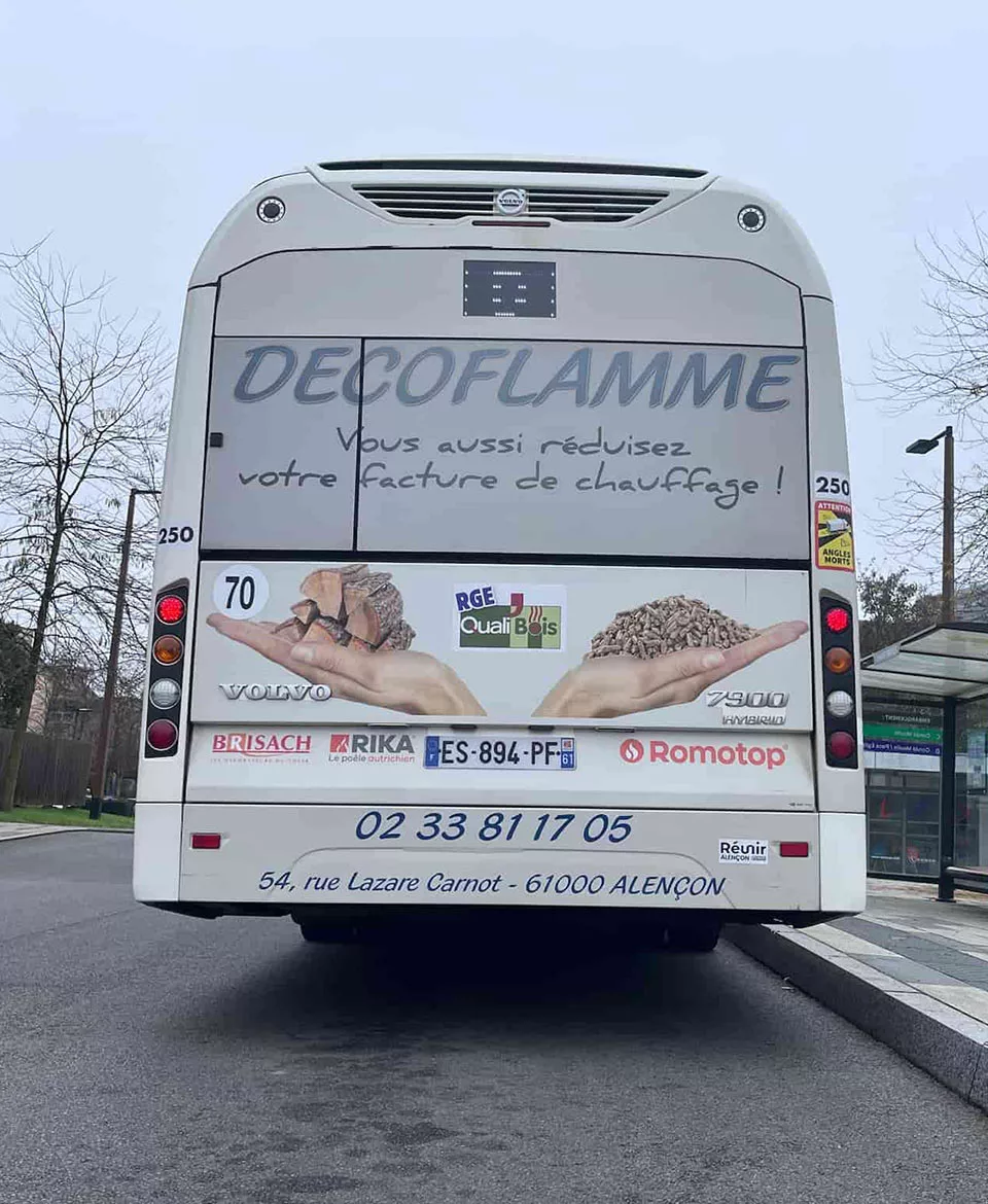 Image publicité longue conservation : Photo covering arrière de bus, cul de bus - DECOFLAMME - Alençon (61) réseau de transport Situs - Rue Media