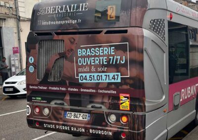 Image publicité longue conservation : Photo covering arrière de bus, cul de bus - La Berjallie - réseau Ruban à Bourgoin Jallieu - Rue Media