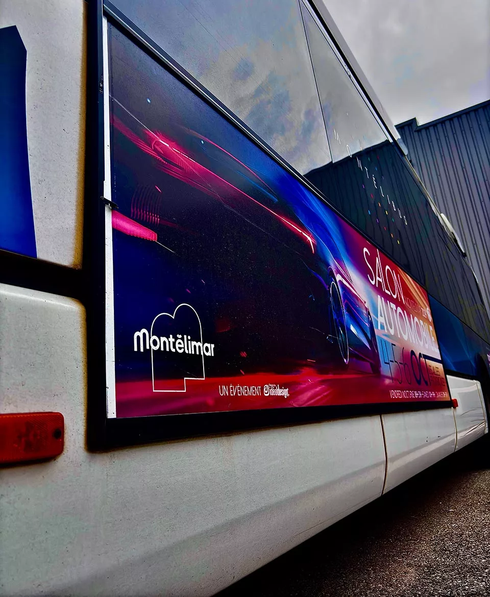 Image publicité courte conservation : Photo Affichage latéral de bus, flanc gauche de bus - Salon de l'auto - Montélimar (21) transporteur Montélibus - Rue Media