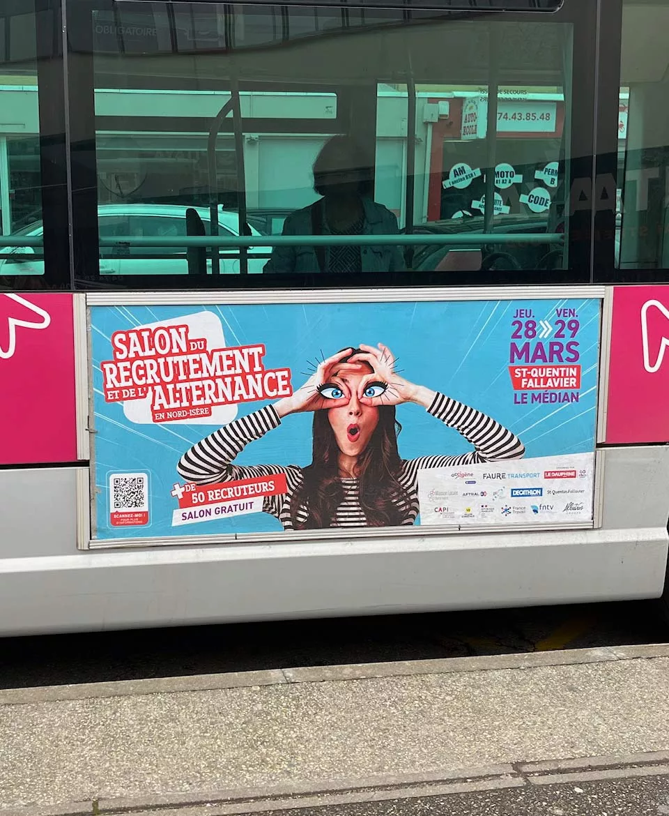 Image publicité courte conservation : Photo affichage latéral droit de bus, flanc droit de bus - Salon du recrutement - Bourgoin Jallieu (38) transporteur Ruban - annonceur de Rue Media