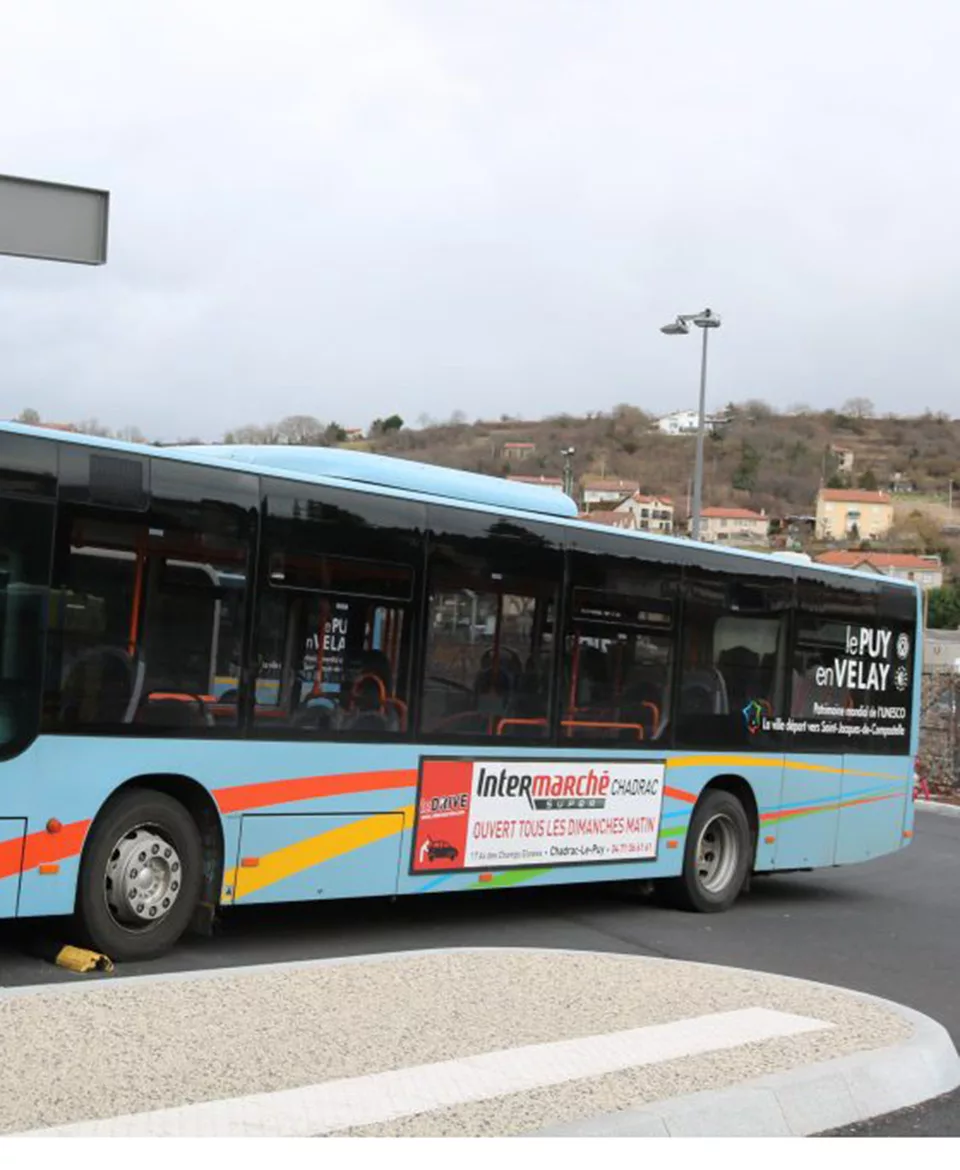 Image publicité courte conservation : Photo Affichage latéral gauche de bus, flanc gauche de bus - Intermarché - Le Puy-en-Velay (43) réseau TUDIP - Rue Media