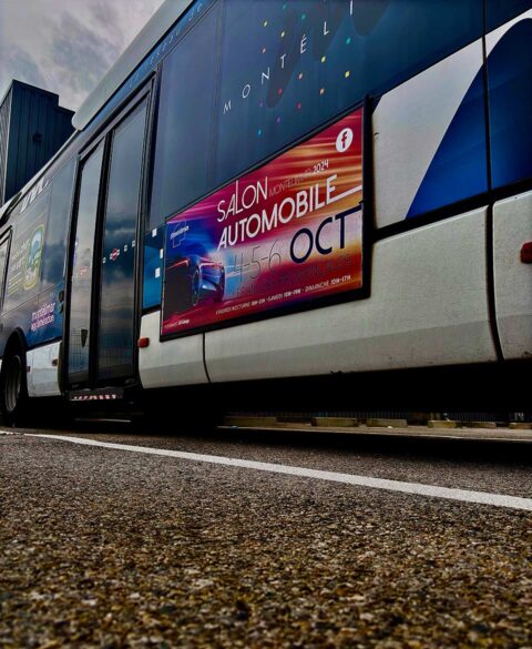 Flanc droit bus affichage publicitaire Rue Media