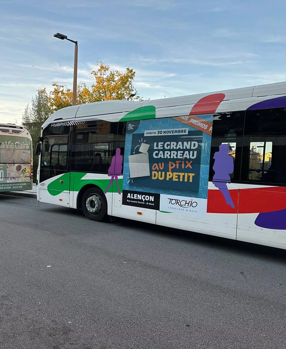 Image publicité courte conservation : Photo affichage latéral gauche de bus, flanc gauche de bus - Torchio- Alençon (61) Réseau ALTO - annonceur de Rue Media
