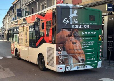Image publicité courte et longue conservation : Photo Affichage latéral de bus, flanc droit de bus + covering arrière, cul de bus - Salon de l'auto + Equ'Ain - Miribel (01) transporteur Kéolis, réseau Colibri - Rue Media