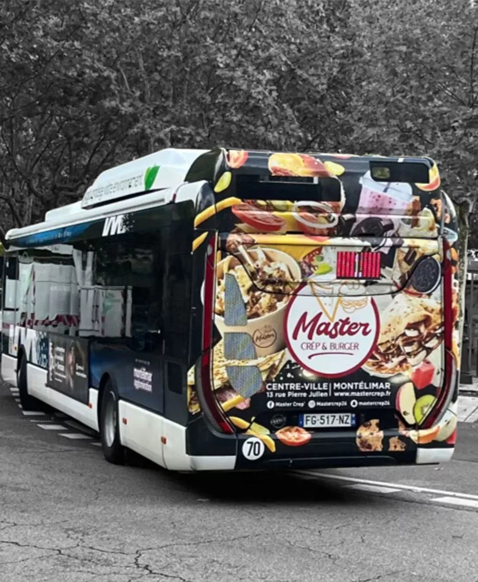 Image publicité longue conservation : Photo covering arrière de bus, cul de bus - JouéClub - Montélimar (23) Montélibus - Rue Media