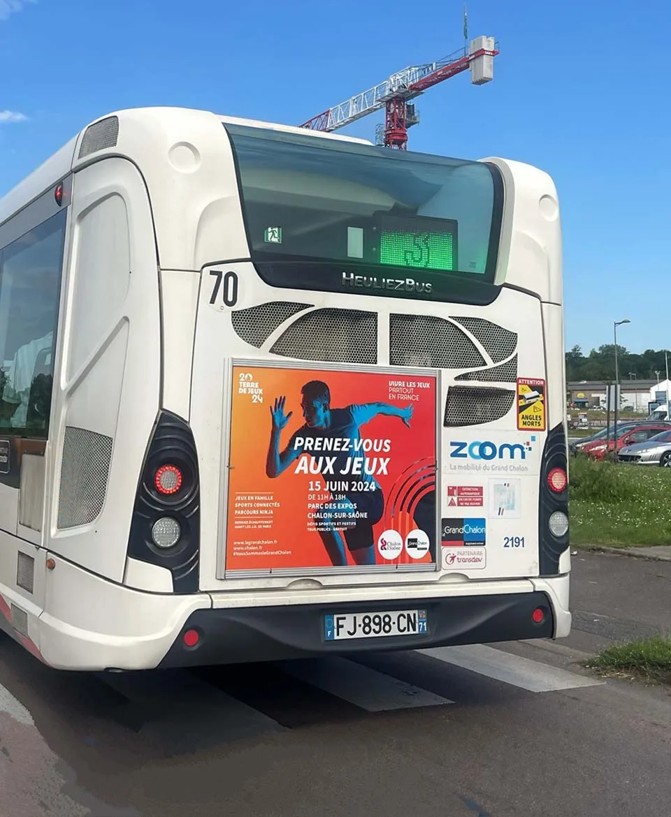 Image publicité courte conservation : Photo affichage arrière de bus, cadre arrière de bus - 20 Terre de Jeux 24 - Chalon-sur-Saône (71) transporteur Transdev réseau Zoom- annonceur de Rue Media
