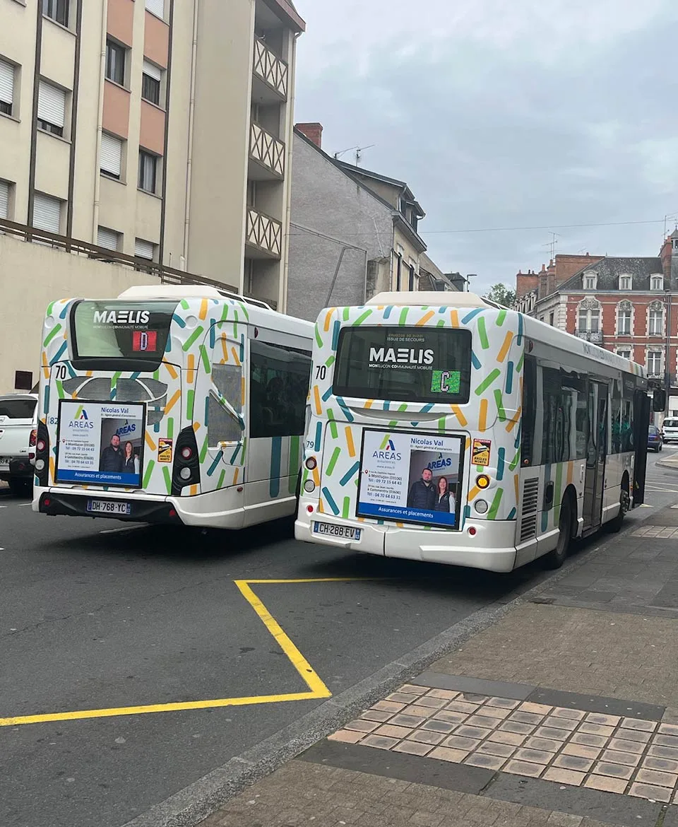 Image publicité courte conservation : Photo affichage arrière de bus, cadre arrière de bus - Areas - Montluçon (03) transporteur MAELIS - annonceur de Rue Media