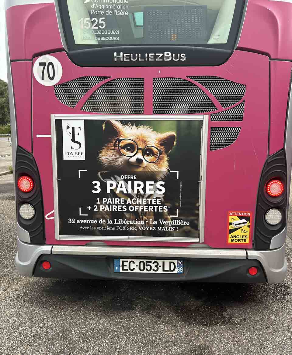 Image publicité courte conservation : Photo affichage arrière de bus, cadre arrière de bus - FOX SEE - Bourgoin Jallieu (38) transporteur KEOLIS RUBAN - annonceur de Rue Media