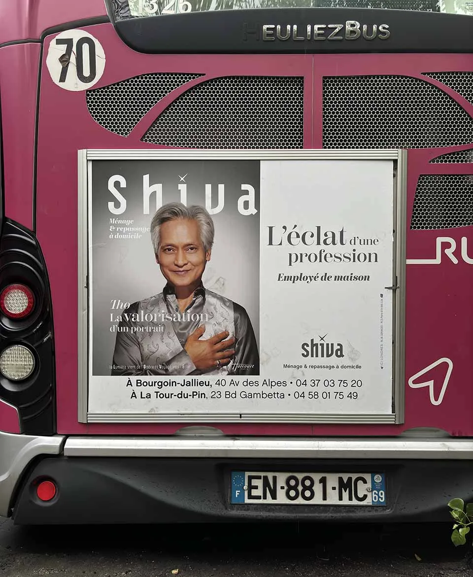 Image publicité courte conservation : Photo affichage arrière de bus, cadre arrière de bus - Shiva (gris) - Bourgoin Jallieu (38) transporteur KEOLIS RUBAN - annonceur de Rue Media