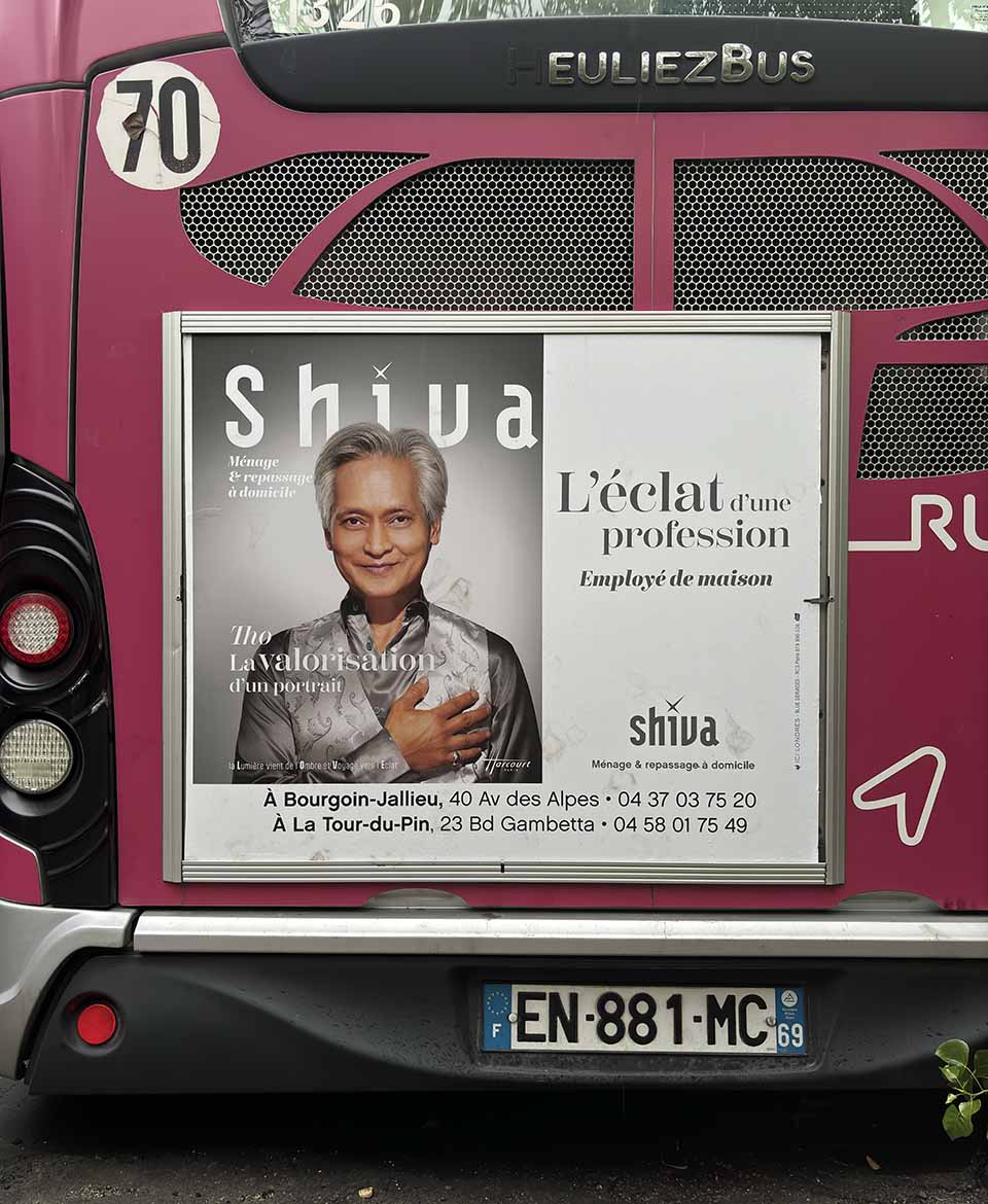 Image publicité courte conservation : Photo affichage arrière de bus, cadre arrière de bus - Shiva (gris) - Bourgoin Jallieu (38) transporteur KEOLIS RUBAN - annonceur de Rue Media
