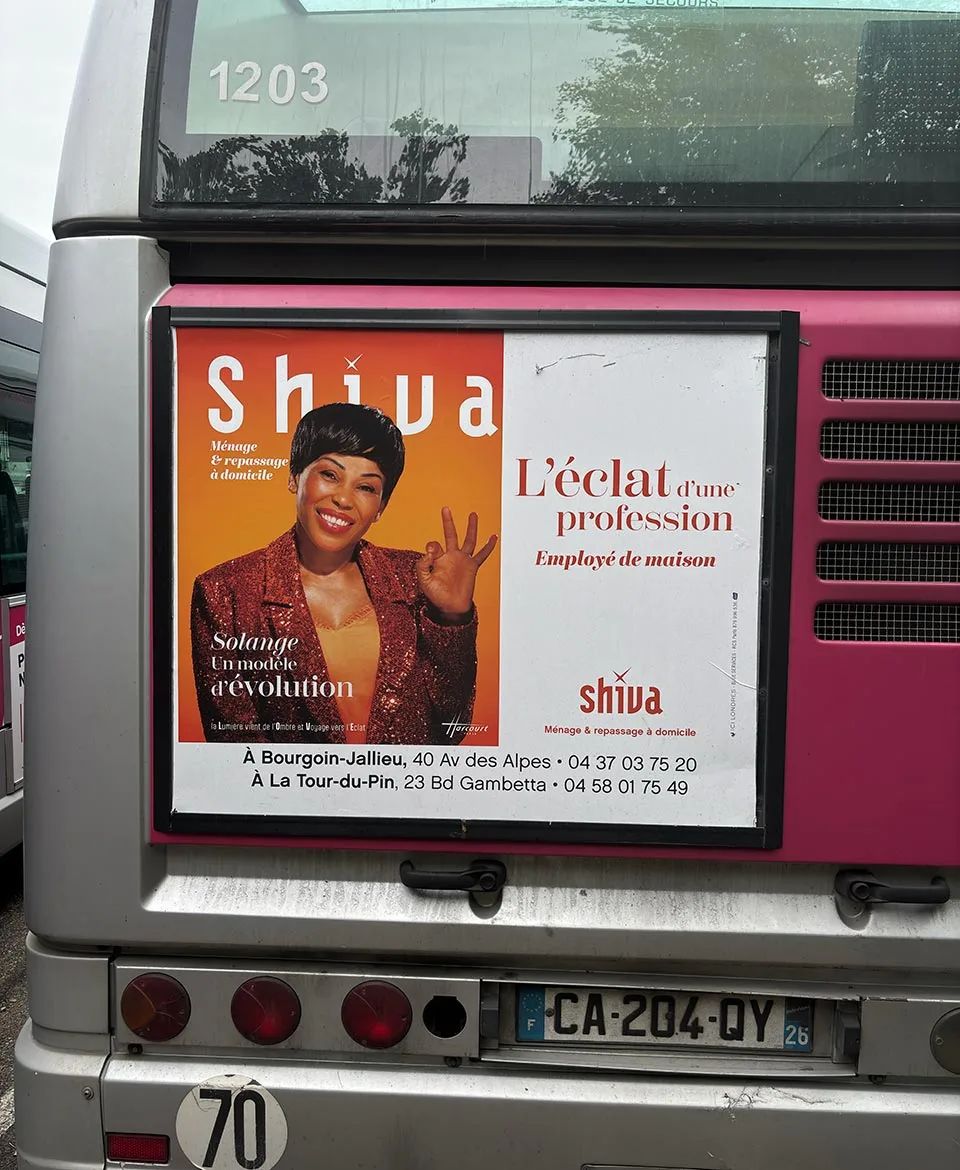 Image publicité courte conservation : Photo affichage arrière de bus, cadre arrière de bus - Shiva (orange) - Bourgoin Jallieu (38) transporteur KEOLIS RUBAN - annonceur de Rue Media