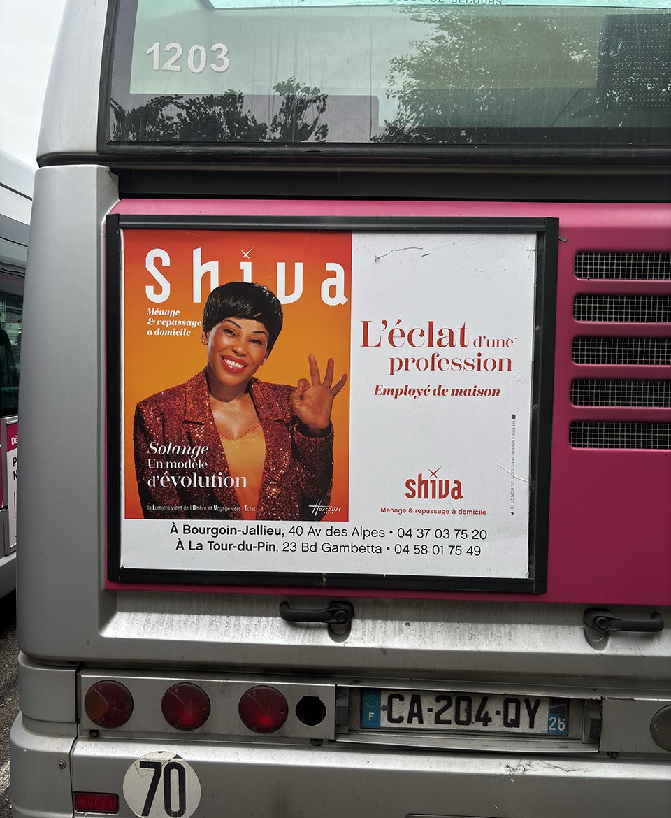 Image publicité courte conservation : Photo affichage arrière de bus, cadre arrière de bus - Shiva (orange) - Bourgoin Jallieu (38) transporteur KEOLIS RUBAN - annonceur de Rue Media