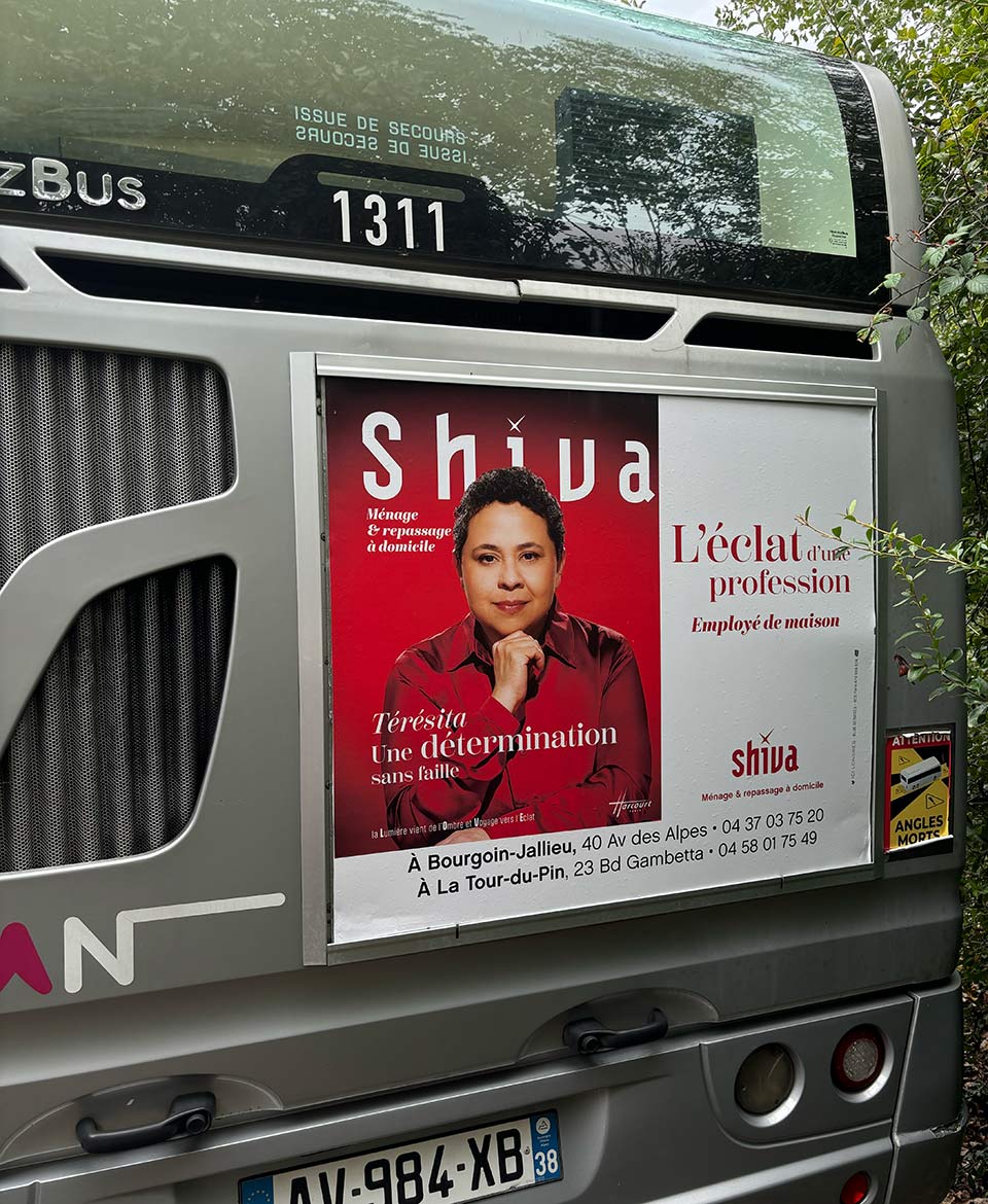 Image publicité courte conservation : Photo affichage arrière de bus, cadre arrière de bus - Shiva (rouge) - Bourgoin Jallieu (38) transporteur KEOLIS RUBAN - annonceur de Rue Media