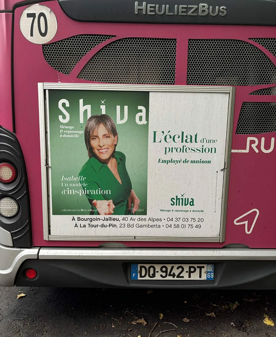 Image publicité courte conservation : Photo affichage arrière de bus, cadre arrière de bus - Shiva (rouge) - Bourgoin Jallieu (38) transporteur KEOLIS RUBAN - annonceur de Rue Media