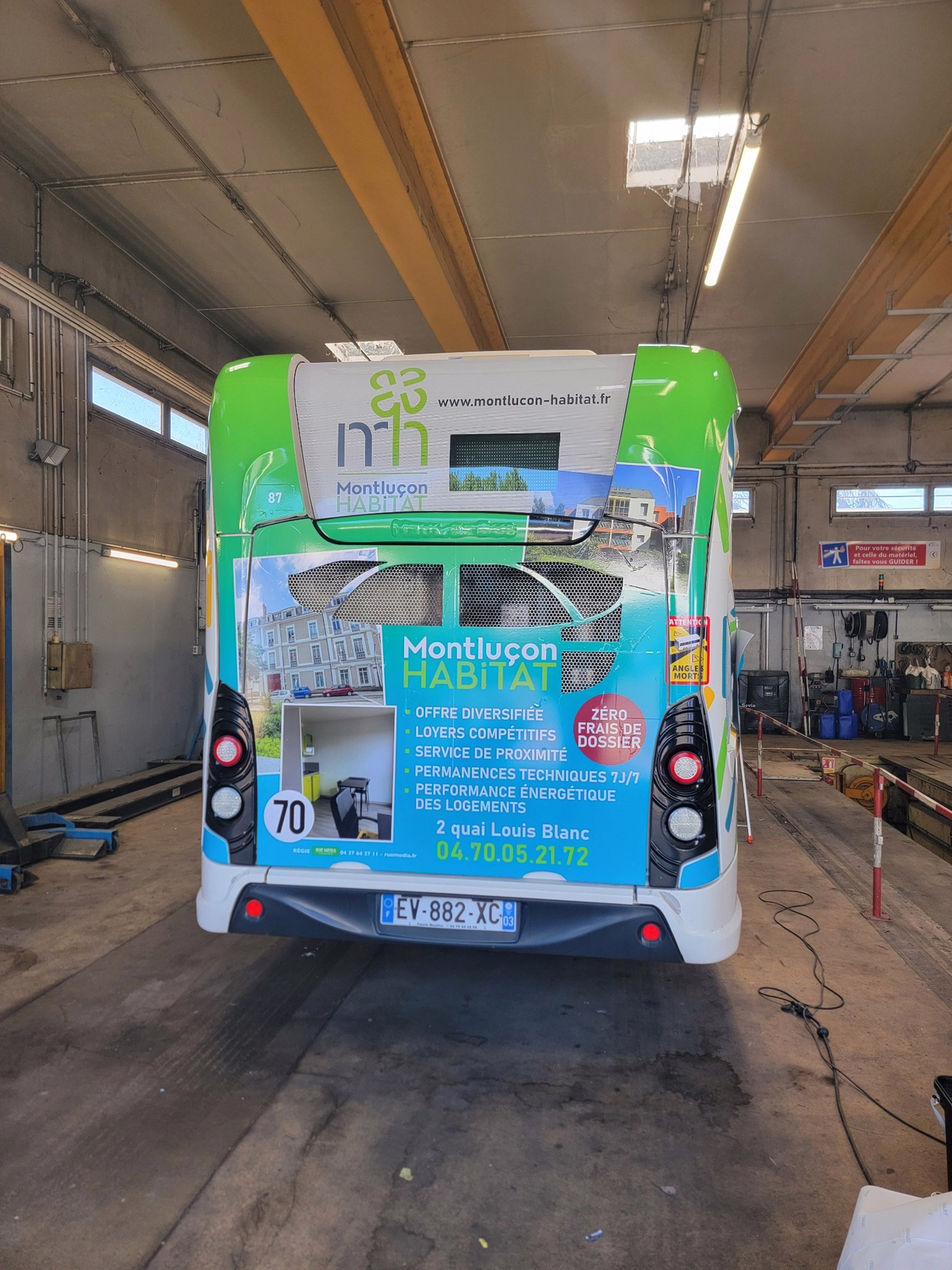 Covering arrière d'un bus Maelis à Montluçon pour Montluçon Habitat, régie Rue Media