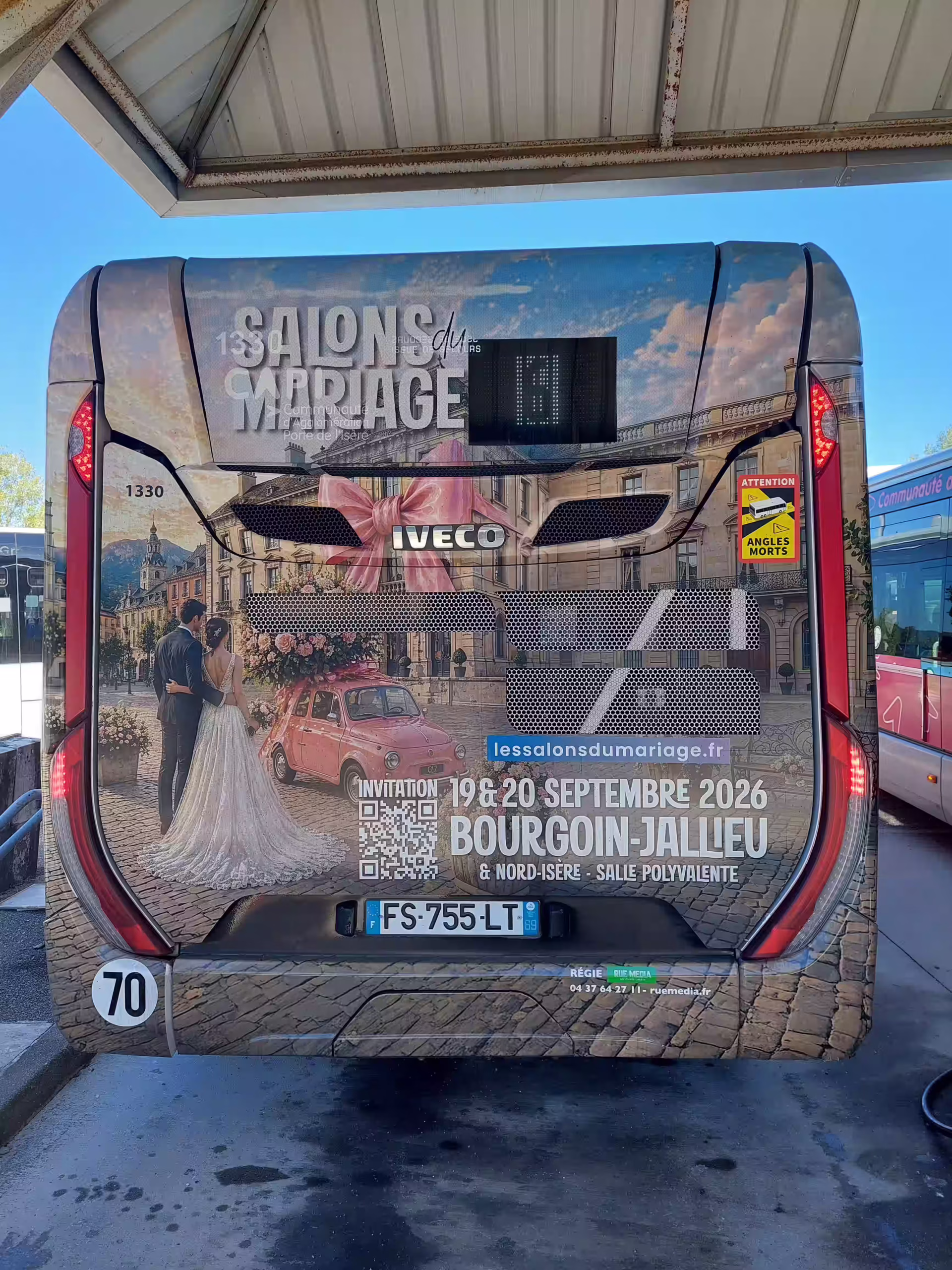 Bus du réseau Ruban à Bourgoin-Jallieu avec covering publicitaire du Salon du Mariage 2026, régie Rue Media