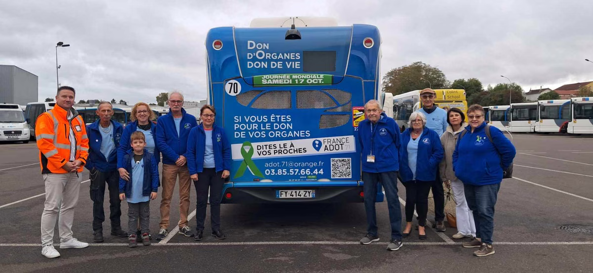 Bénévoles de France ADOT 71 devant un cul de bus consacré au don d'organes à Chalon-sur-Saône, réseau Zoom