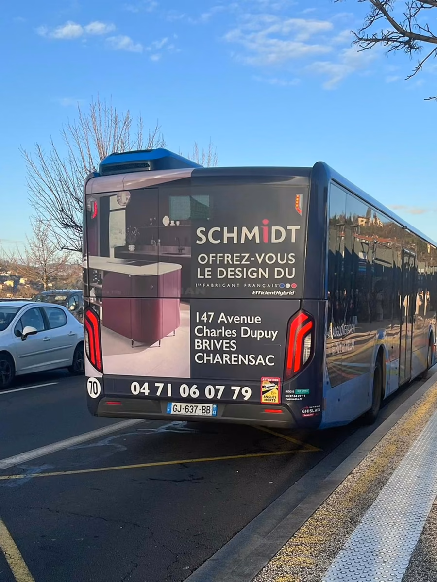Publicité sur bus au Puy-en-Velay : covering arrière Schmidt, cuisines et aménagement, sur le réseau Tudip